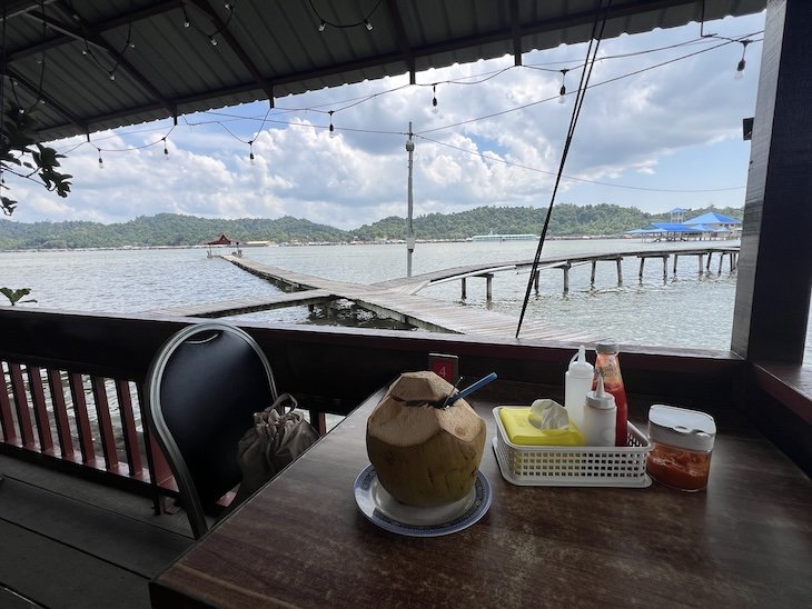 Restaurante em Kampong Ayer - Bandar Seri Begawan - Brunei © Viaje Comigo