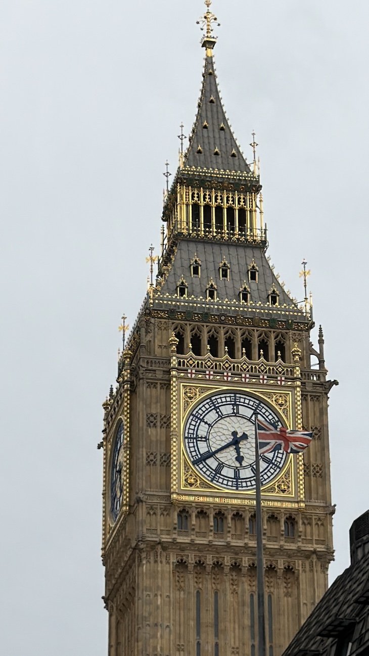 Big Ben e bandeira - Rota Vermelha do The Original London - Bus Hop On Hop Off © Viaje Comigo