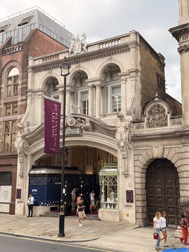 Burlington Arcade - Rota Azul do The Original London - Bus Hop On Hop Off © Viaje Comigo
