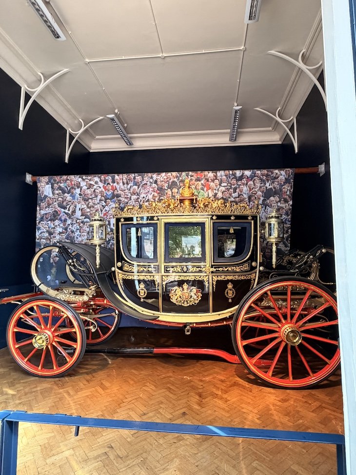 Coche de King Eduardo VII Royal Mews - Estabulo ou Cavalariças Reais - Londres © Viaje Comigo