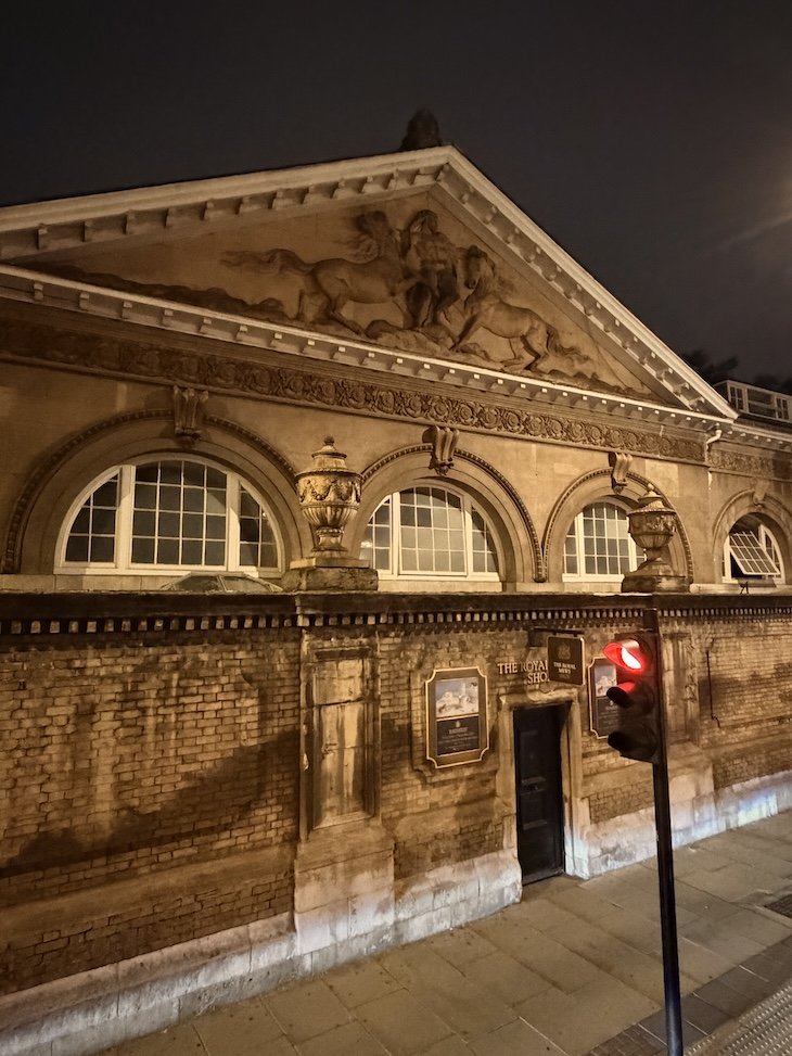Entrada de Royal Mews - The Original London by Night Tour - Bus Hop On Hop Off - Londres © Viaje Comigo