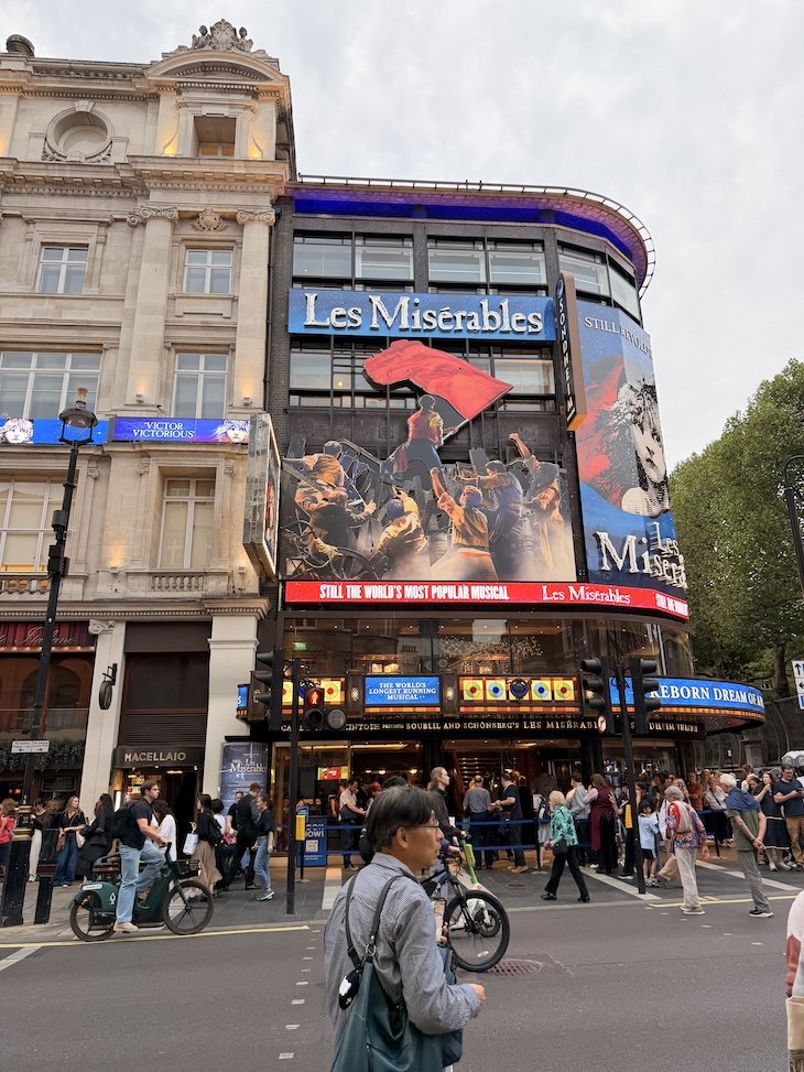 Les Miserables - Rota Vermelha do The Original London - Bus Hop On Hop Off © Viaje Comigo