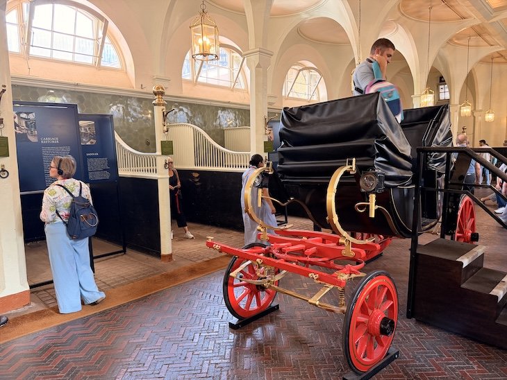 Small Coach - Royal Mews - Estábulo ou Cavalariças Reais - Londres © Viaje Comigo