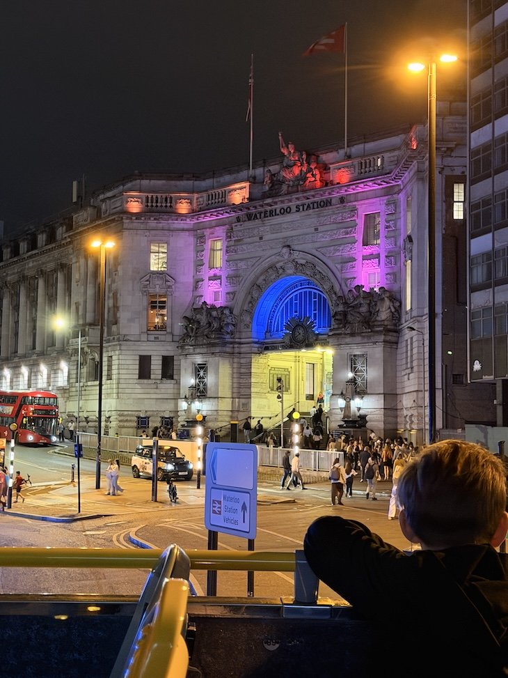 Waterloo Station - The Original London by Night Tour - Bus Hop On Hop Off - Londres © Viaje Comigo