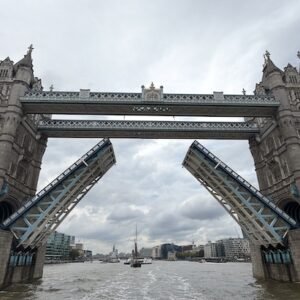 Tower Bridge aberta - Passeio de barco do The Original London - Londres © Viaje Comigo