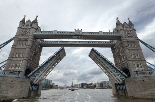 Tower Bridge aberta - Passeio de barco do The Original London - Londres © Viaje Comigo