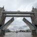 Tower Bridge aberta - Passeio de barco do The Original London - Londres © Viaje Comigo